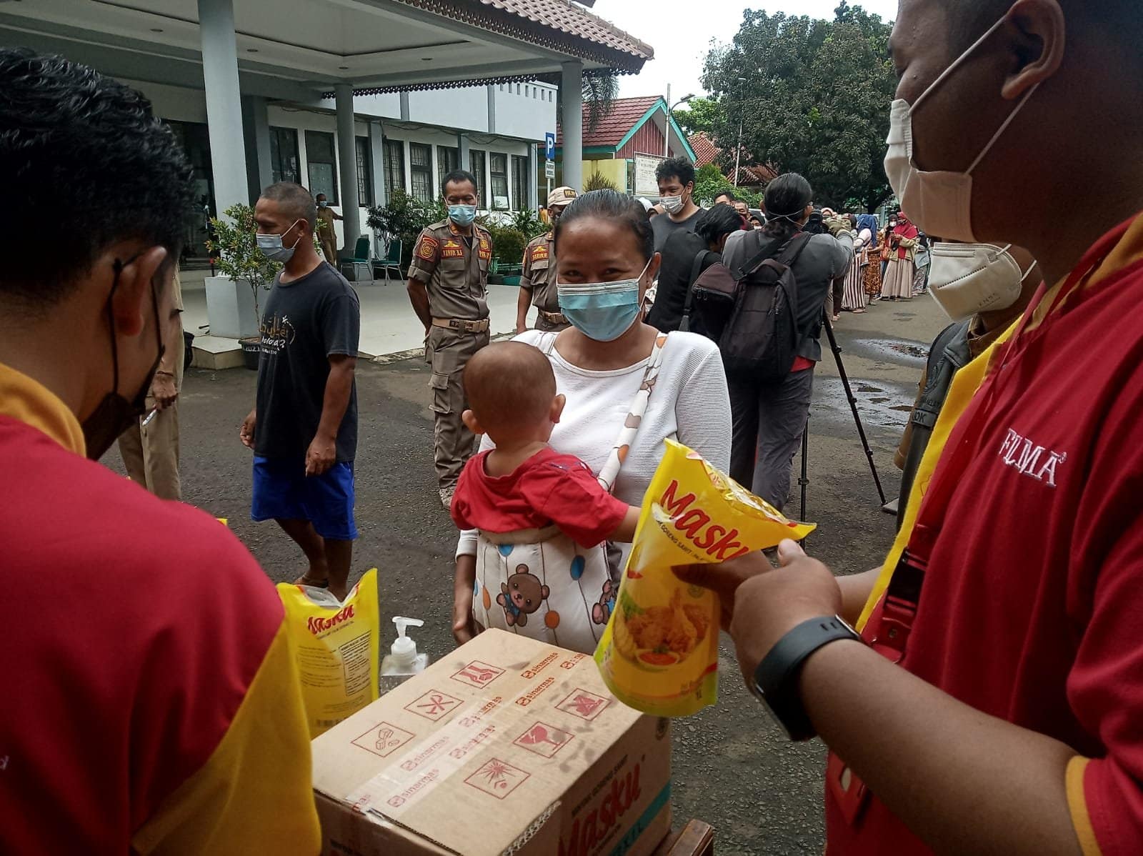 warga serbu minyak goreng murah di pamulang