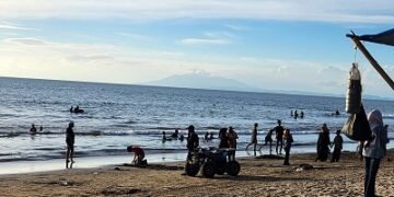 Pantai Anyer Diserbu Wisatawan di Hari Ke-4 Lebaran, Didominasi Keluarga dari Jabodetabek
