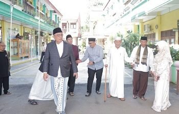 Benyamin Serahkan Banmas Presiden berupa Sapi Kurban di Tangsel