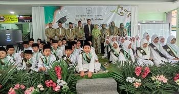 Wisuda Perdana SDIT Quran Mumtaz Robbani, Luluskan Siswa dengan Hafalan hingga 15 Juz