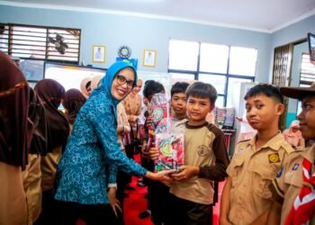 Peringati Hari Anak Nasional, DWP Tangsel Bagikan Ratusan Paket Alat Tulis dan Edukasi Siswa Cegah Bullying